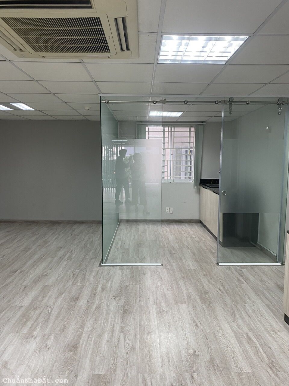 Cho thuê văn phòng DT 90m2- 26tr, free làm ngoài giờ, thứ 7, CN đường Nguyễn Trọng Tuyển, Phú Nhuận