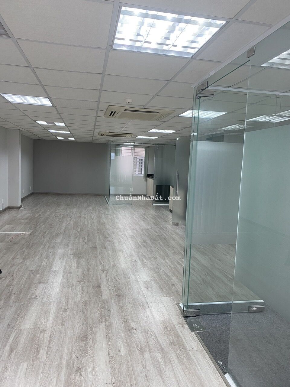 Cho thuê văn phòng DT 90m2- 26tr, free làm ngoài giờ, thứ 7, CN đường Nguyễn Trọng Tuyển, Phú Nhuận