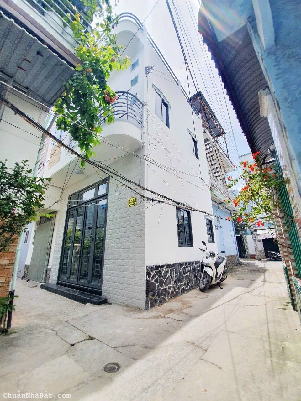 NHÀ LẦU ĐÚC - NÓC BẰNG - TAXI TỚI NHÀ - NẰM KẾ TRƯỜNG CHÂU VĂN LIÊM