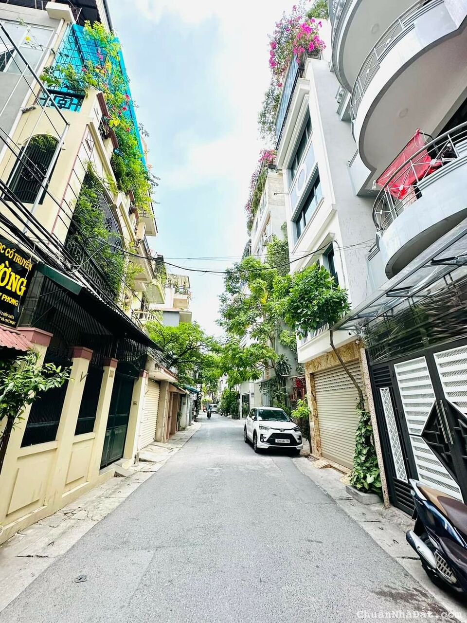 Vị trí có 102 nhà phân lô cán bộ, phố yên lạc 60m2 x 6 tầng, 11.9 tỷ, lô góc 3 thoáng, gara ô tô 