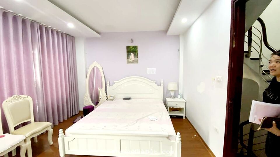 Vị trí có 102 nhà phân lô cán bộ, phố yên lạc 60m2 x 6 tầng, 11.9 tỷ, lô góc 3 thoáng, gara ô tô 