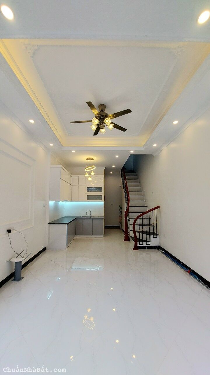 Bán nhà phố Lĩnh Nam, Hoàng Mai, Hà Nội. Nhà mới 5 tầng, thang máy nhập khẩu, gara ô tô.