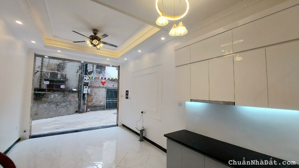 Bán nhà phố Lĩnh Nam, Hoàng Mai, Hà Nội. Nhà mới 5 tầng, thang máy nhập khẩu, gara ô tô.