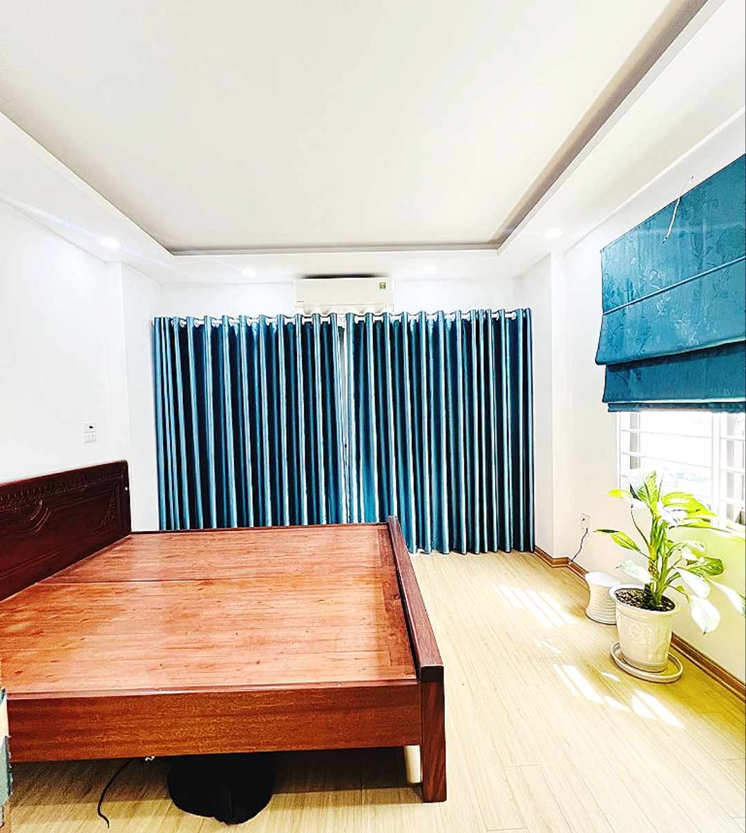 Tôi bán căn nhà ở Linh Đàm, Lô góc 3 thoáng, ô tô đỗ cửa, 45m, 5tầng, mặt tiền rộng