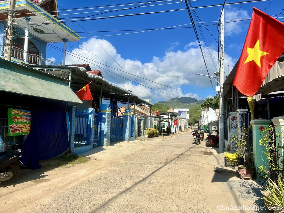 Đất Biển vịnh Vân Phong, dt gần 100m2 full thổ cư giá chỉ 830 triệu bao thủ tục