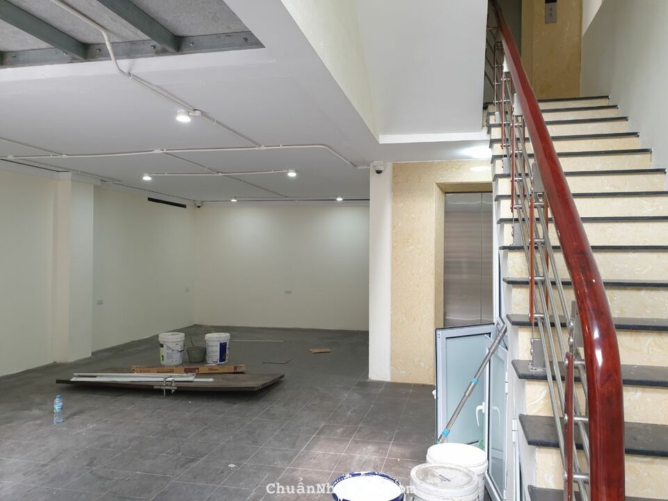 Cho thuê nhà thang máy ô tô đỗ cửa phố Minh Khai, DT 65m x 7 tầng, MT 7m, giá yêu thương 45 triệu