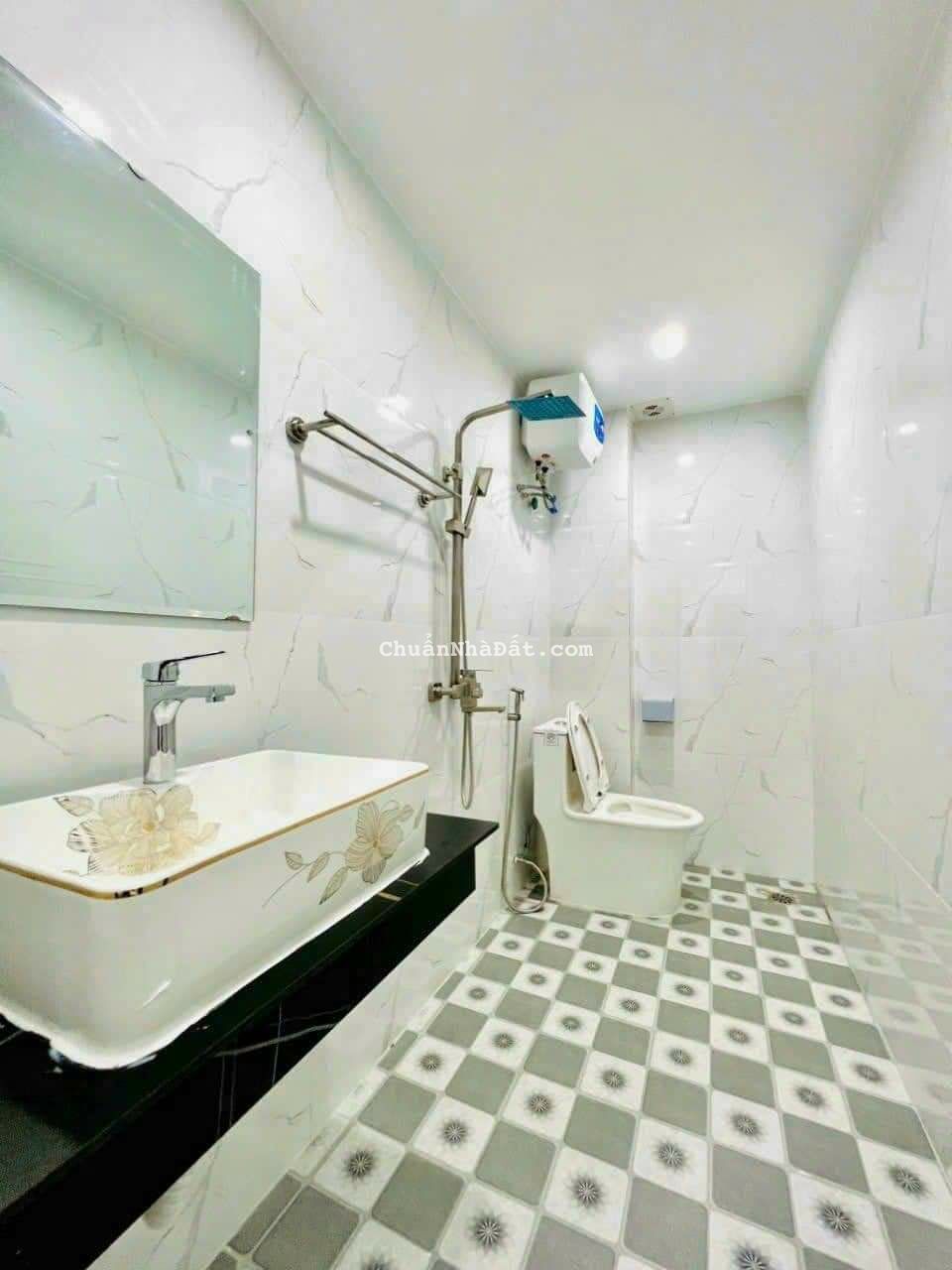 CHO THUÊ NHÀ RIÊNG ĐƯỜNG ĐÀM QUANG TRUNG, LONG BIÊN, DT 35M X 4,5 TẦNG, MT3,5M, GIÁ 10TR