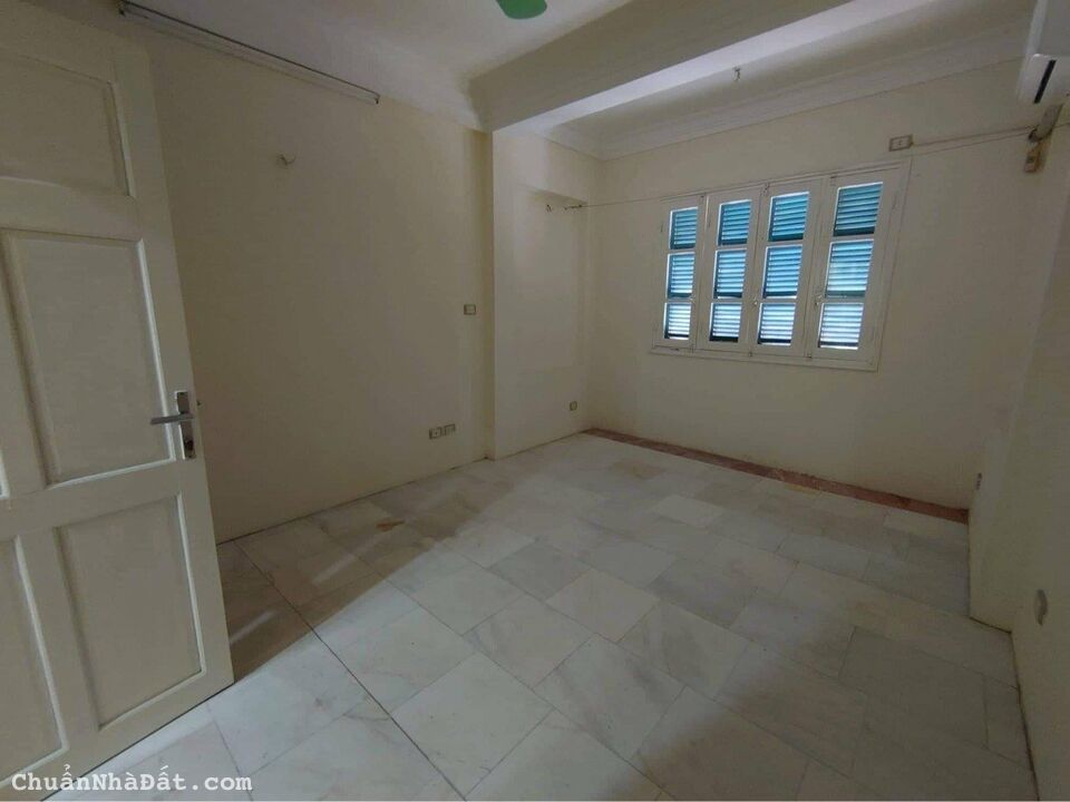 Cho thuê nhà ô tô đỗ cửa phố Đầm Trấu, DT 50m2 x 5 tầng, MT 5m, giá 21 triệu, LH 0977 483 092