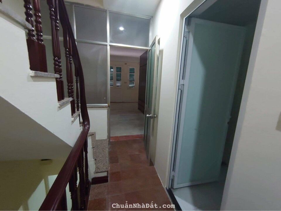 Cho thuê nhà ô tô đỗ cửa phố Đầm Trấu, DT 50m2 x 5 tầng, MT 5m, giá 21 triệu, LH 0977 483 092