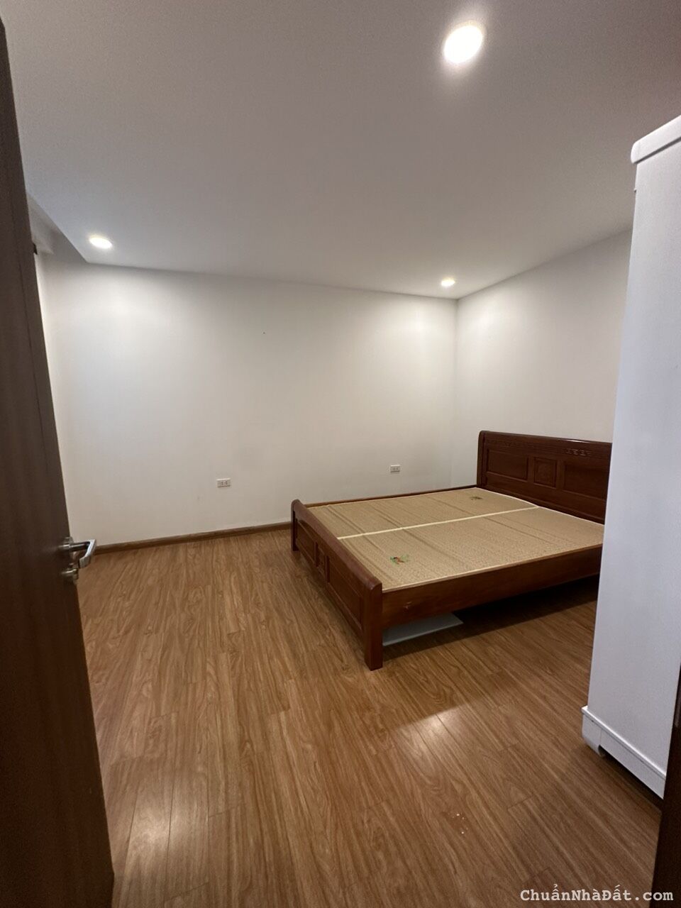 Căn hộ cần bán Trần Thái Tông - Cầu Giấy 90m2, 3pn, đồ cơ bản, giá tốt LH 0904870265 Căn hộ cần bán Trần Thái Tông - Cầu Giấy 90m2, 3pn, đồ cơ bản, giá tốt LH 0904870265