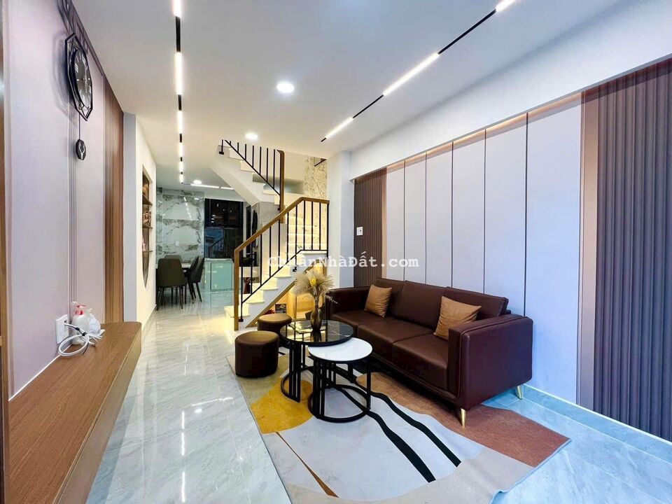 Chỉ cần 2 tỷ 050 có nhà 64m2 Nguyễn Văn Quá, Q12 có sổ riêng. Cho thuê 10tr/tháng, tặng nội thất.