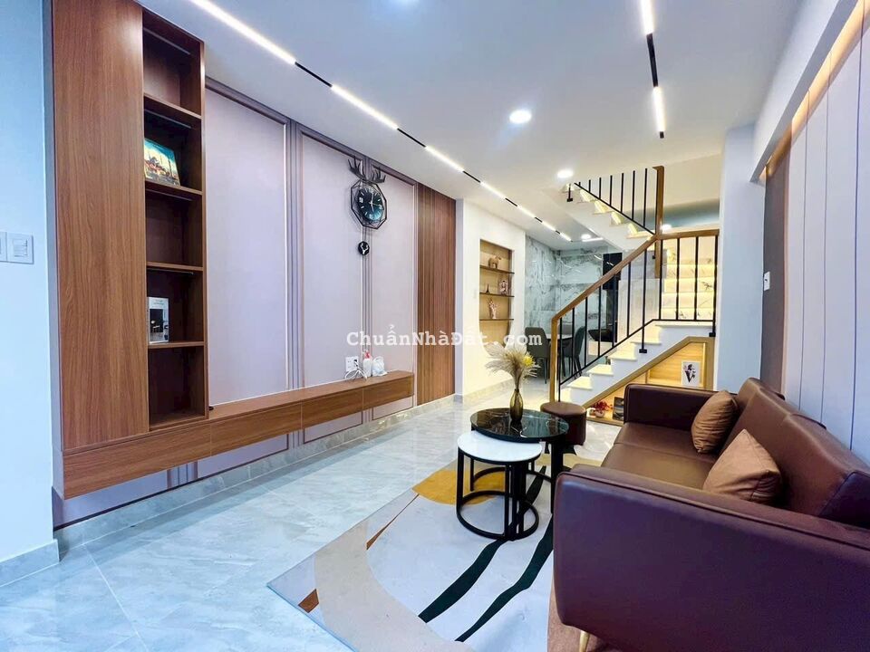 Chỉ cần 2 tỷ 050 có nhà 64m2 Nguyễn Văn Quá, Q12 có sổ riêng. Cho thuê 10tr/tháng, tặng nội thất.