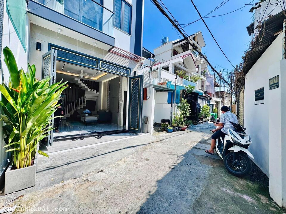 Chính chủ gửi nhà 4 tỷ 900 xây 66m2 đường Nguyễn Kim, Q10 . Cho thuê 30tr/tháng, hẻm 6m.