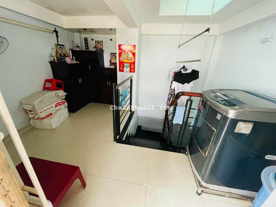 SIÊU VIP! Nhà 22m2 Trần Bình Trọng, Q5. Cách chợ Cao Đạt 300m. Sổ sẵn.