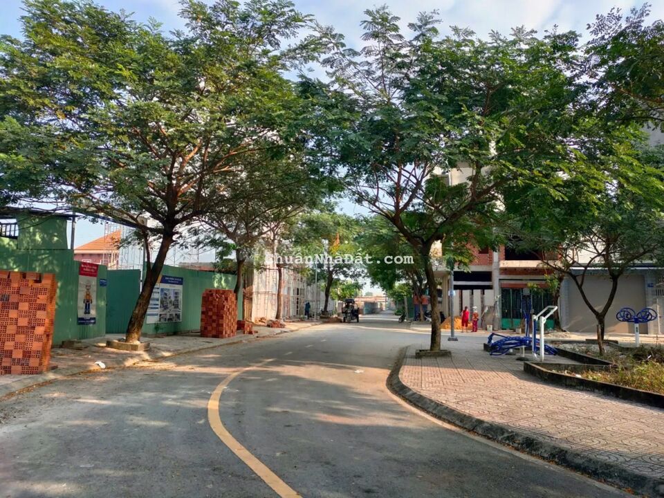 Còn 10 nền Quốc Lộ 1A, Quận 12 dt đa dạng. Sổ riêng từng nền, hẻm 12m, xây dựng tự do. Còn 10 nền Quốc Lộ 1A, Quận 12 dt đa dạng. Sổ riêng từng nền, hẻm 12m, xây dựng tự do.