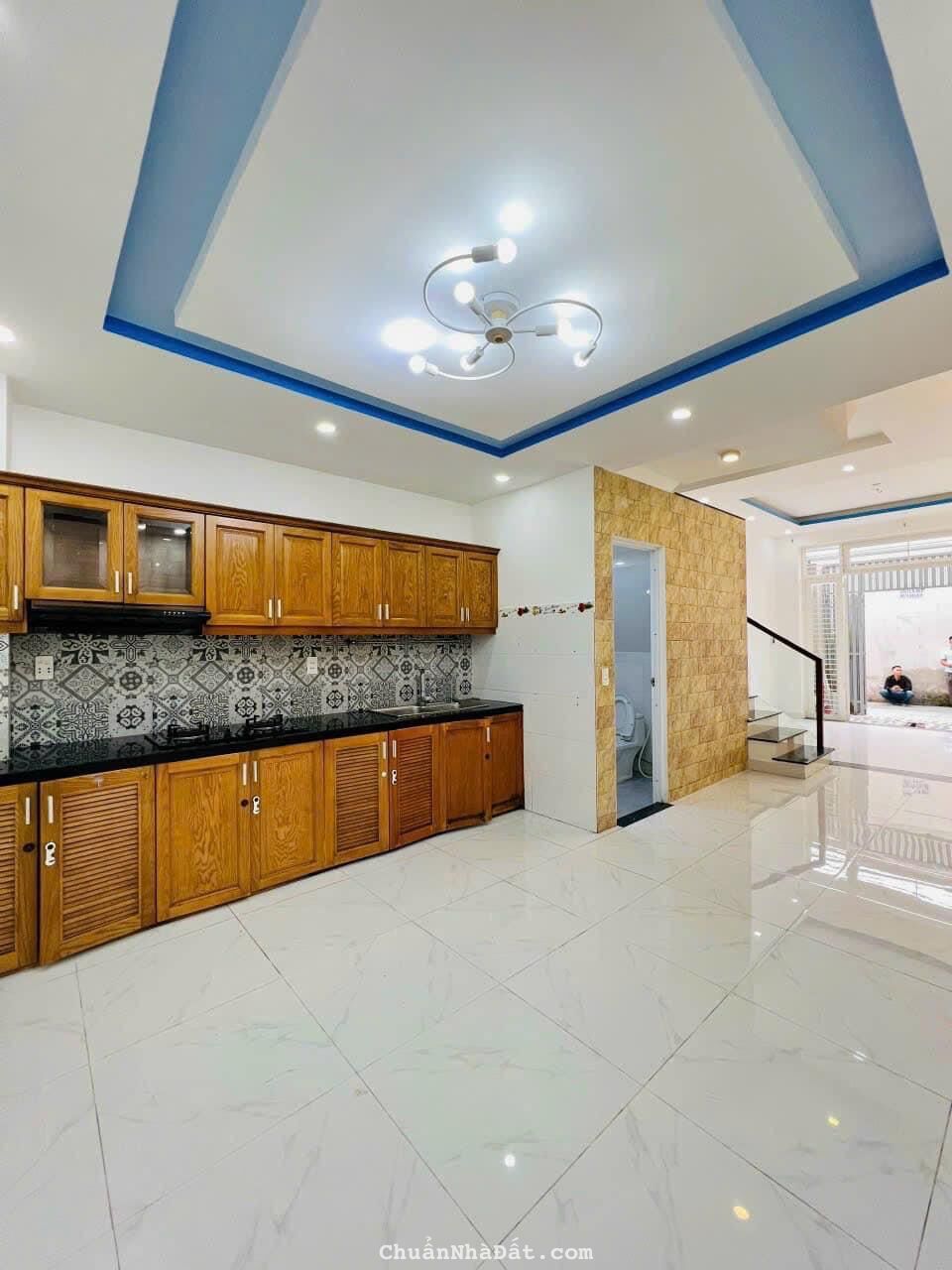 Chính chủ cần bán nhà Tạ Uyên P6 Quận 11 giá 2tỷ550tr DT 32.4m2, đang cho thuê 8tr/tháng