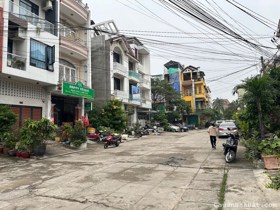 Bán nhà Khu trung tâm Quốc Hương- Xuân Thủy, PThảo Điền, 4 Tầng, giá 20 tỷTL