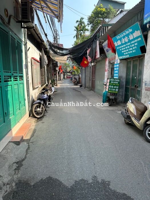 Bán đất Vĩnh Hưng, Hoàng Mai, tặng nhà cấp 4, ngõ thông, ô tô đỗ cửa 43 m2, 3 tỷ 400