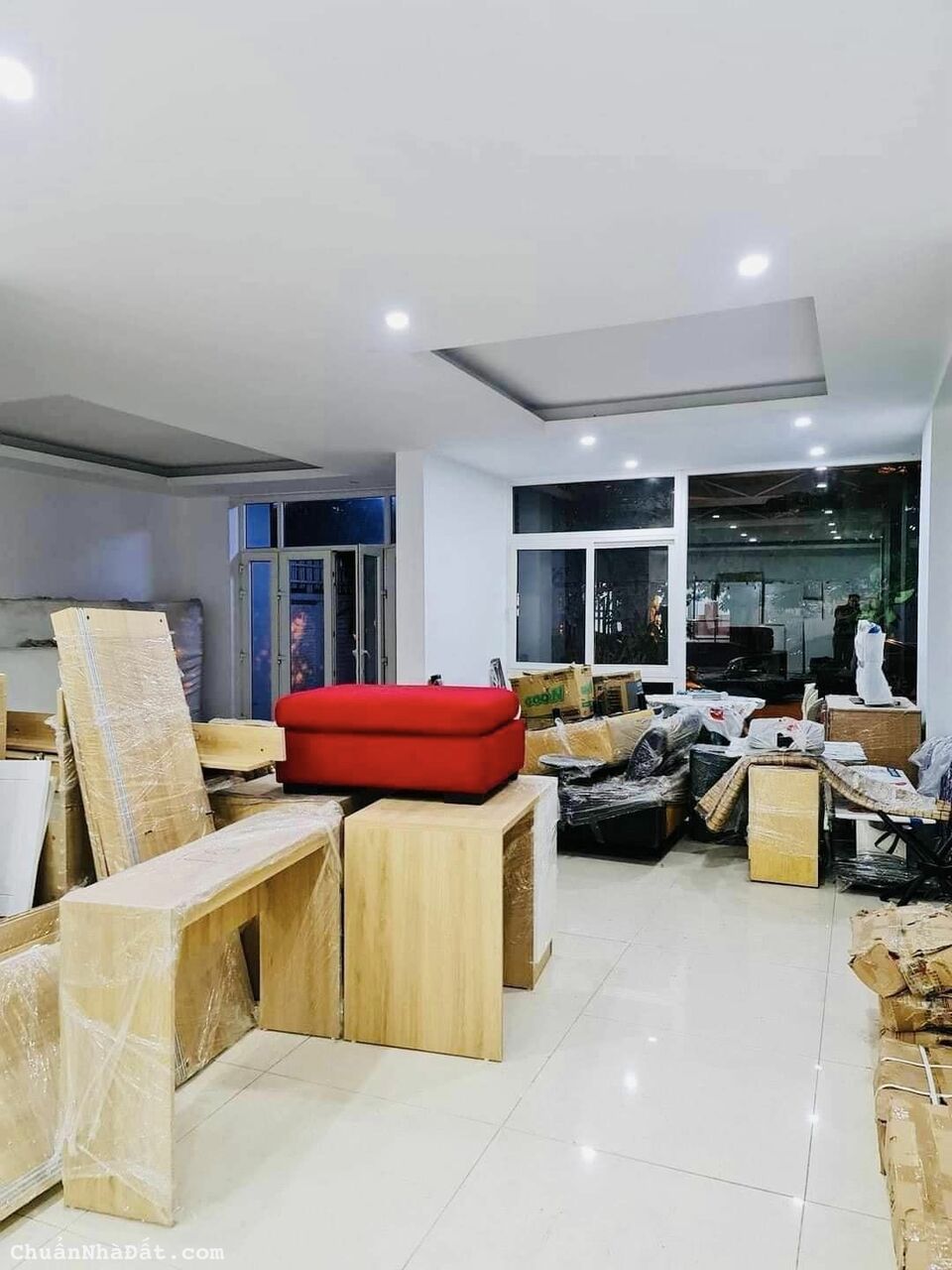 Chính chủ cắt giá nhà BT Nàng Hương Nguyễn Trãi dt 180m 4 tầng mặt tiền 9.6m giá 2x tỷ