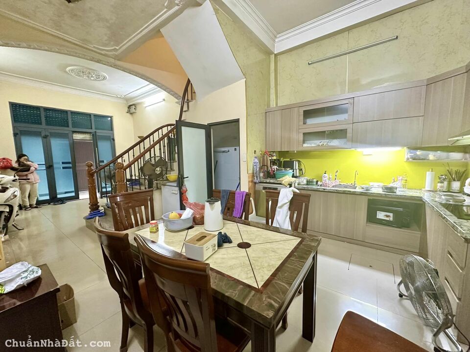 Cần tiền bán gấp nhà phố Hoàng Ngân 40m x 5 tầng, 5 tỷ