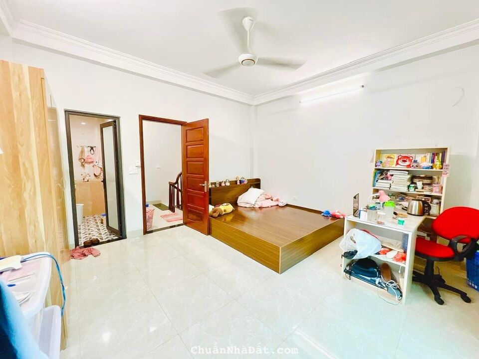 Bán nhà quận Tây Hồ 5 tỷ, 35m x 5 tầng, mặt tiền rộng