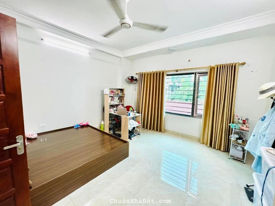 Bán nhà quận Tây Hồ 5 tỷ, 35m x 5 tầng, mặt tiền rộng