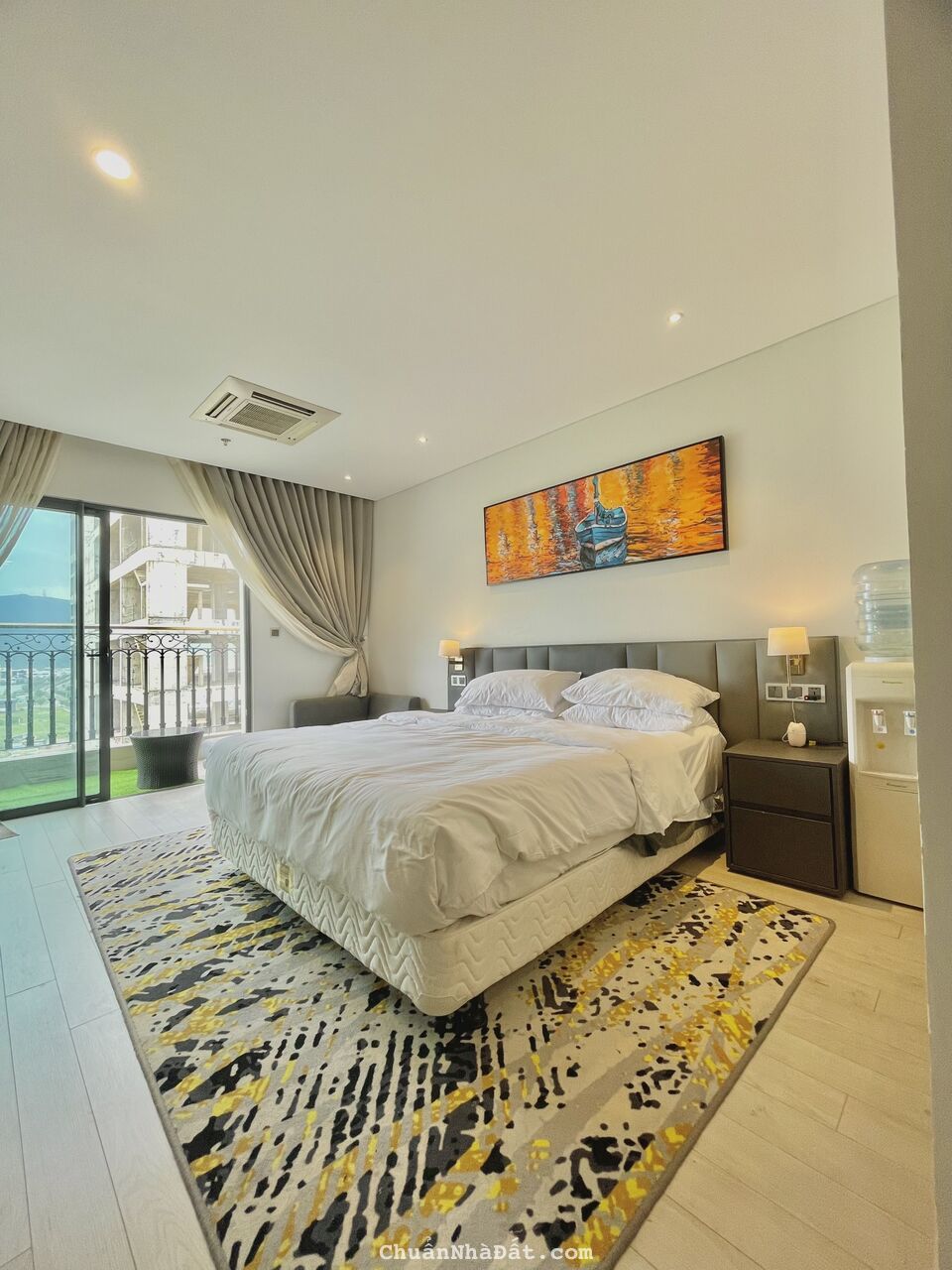 Cho thuê căn hộ cao cấp 1PN tầng cao view thành phố, đầy đủ nội thất, sử dụng free hồ bơi vô cực