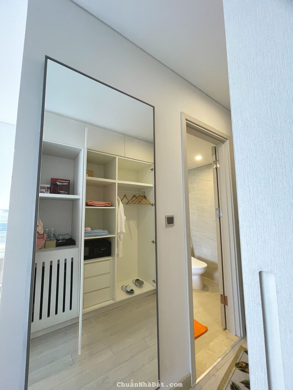 Cho thuê căn hộ cao cấp 1PN tầng cao view thành phố, đầy đủ nội thất, sử dụng free hồ bơi vô cực