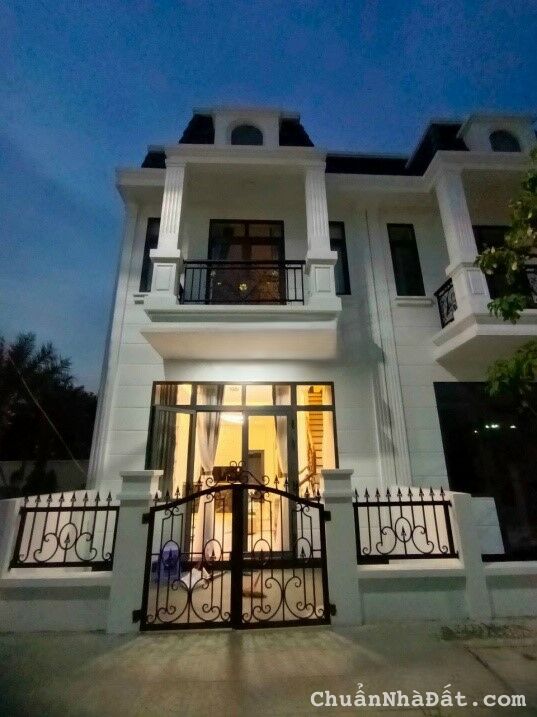 Nhà ngộp 2 lầu gần chợ Vị Hảo - TP Tân Uyên