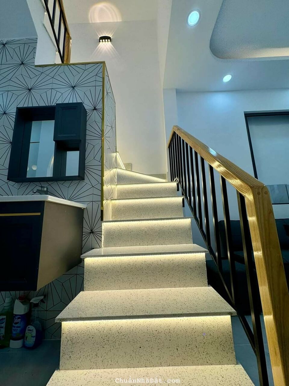 Bán nhà 2 lầu ngay chợ đêm TP Tân Uyên - 2 tỷ vài chục