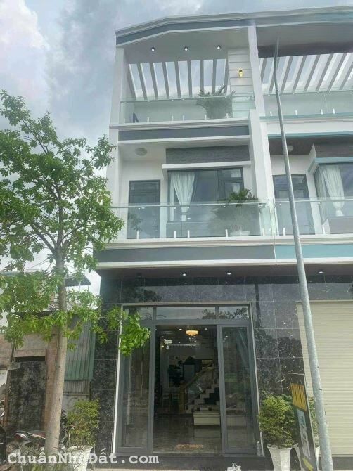 Nhà 1T 1L 1Tum đúc kiên cố ngay Ủy Ban phường Uyên Hưng 