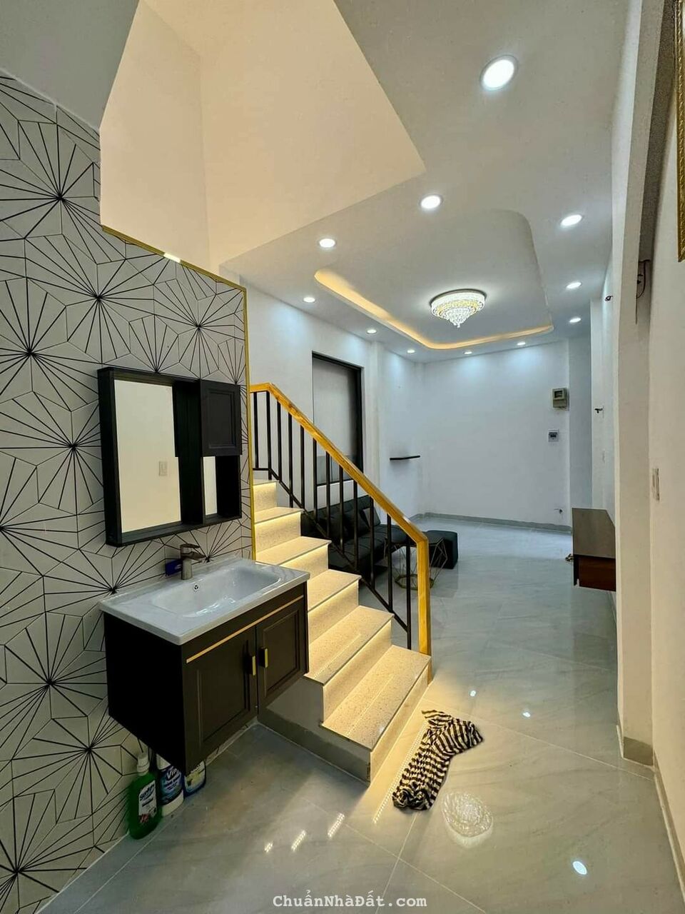 Bán nhà 2 lầu ngay chợ đêm TP Tân Uyên - 2 tỷ vài chục