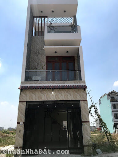 Nhà ngộp 1 trệt 1 lầu giá 1 tỷ 9 - Tp Tân Uyên Nhà ngộp 1 trệt 1 lầu giá 1 tỷ 9 - Tp Tân Uyên