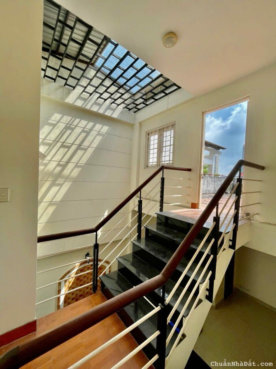 Chính chủ gửi Cho thuê nhà mặt tiền trục đường chính khu Nguyễn Duy Trinh Q2, giá Tốt nhà 3L