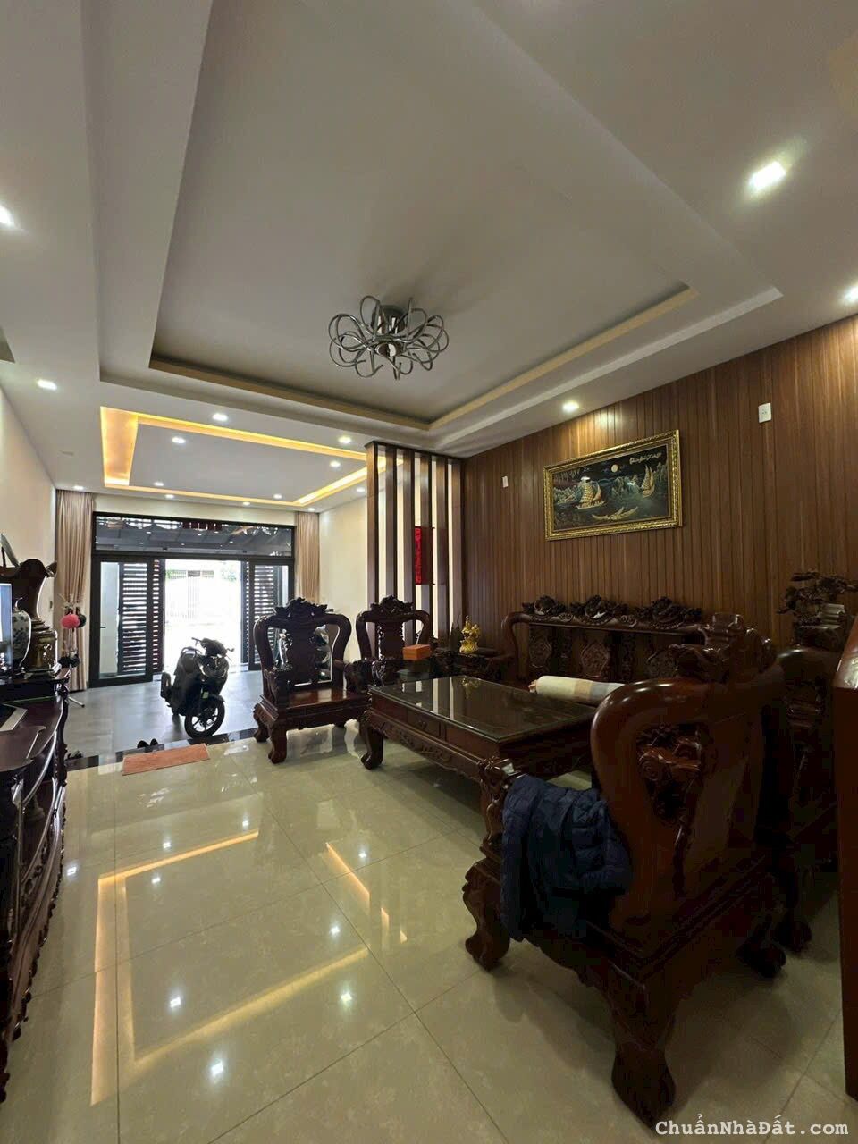 Bán nhà đẹp đường Dương Đình Nghệ 3 tầng 1 tum, 100m2 đất đi thẳng ra biển Mỹ Khê. LH: 0903 211 711 Bán nhà đẹp đường Dương Đình Nghệ 3 tầng 1 tum, 100m2 đất đi thẳng ra biển Mỹ Khê. LH: 0903 211 711