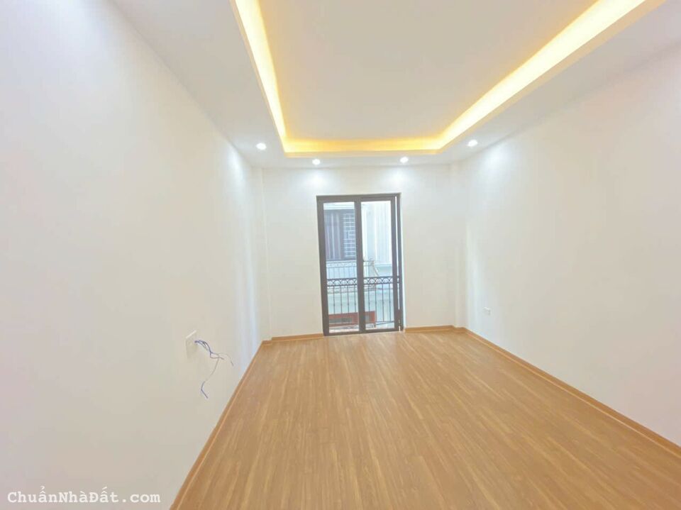 🏡✨Bán Nhà 5 Tầng 33m ở THẠCH BÀN🏡✨trường học,chợ,đường lớn oto đỗ đi lại ngày đêm, giá 3.x tỷ