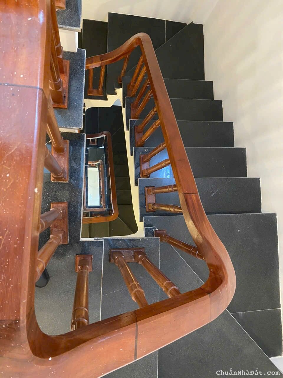 🏡✨Bán Nhà 5 Tầng 33m ở THẠCH BÀN🏡✨trường học,chợ,đường lớn oto đỗ đi lại ngày đêm, giá 3.x tỷ