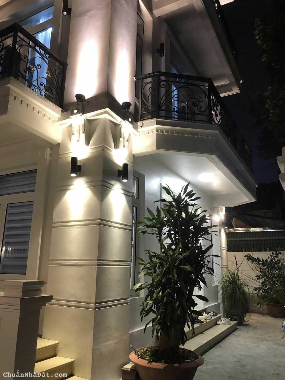 Biệt thự sân vườn KĐT Định Công mới đẹp vào ở ngay mặt tiền lớn, có hầm, thang máy nội thất mới đẹp