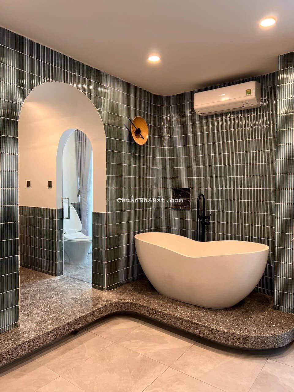 Biệt thự sân vườn KĐT Định Công mới đẹp vào ở ngay mặt tiền lớn, có hầm, thang máy nội thất mới đẹp