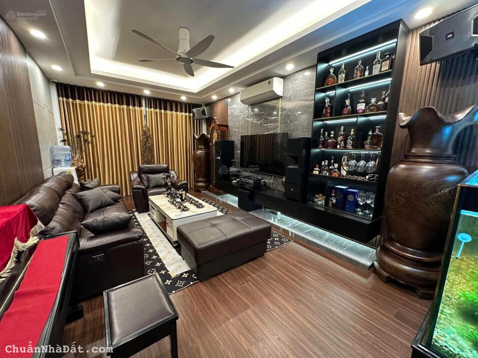 Bán nhà ngay mặt phố Giáp Bát 6 tầng thang máy lô góc nhà mới đẹp ở và KD chủ để lại toàn nội thất