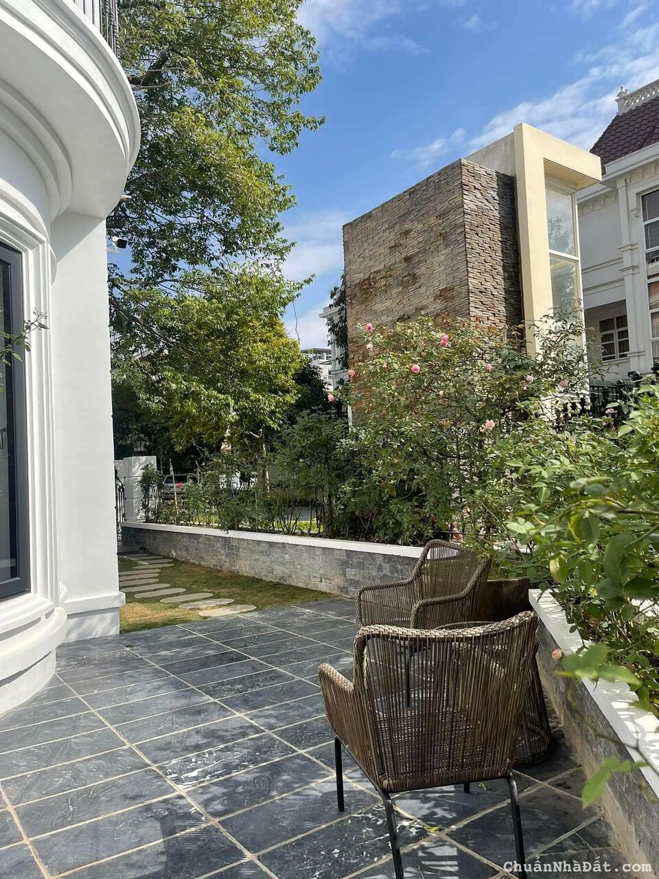 Bán biệt thự Ciputra, Tây Hồ, Hà Nội, Lô góc – hai mặt tiền – thang máy – nội thất cao cấp.