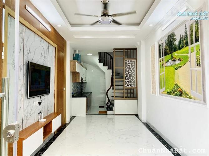 Bán nhà cực hiếm phố Cổ Linh 35m2, 5 tầng, gần ngõ thông, ô tô đỗ cửa. Giá 3,5 tỷ