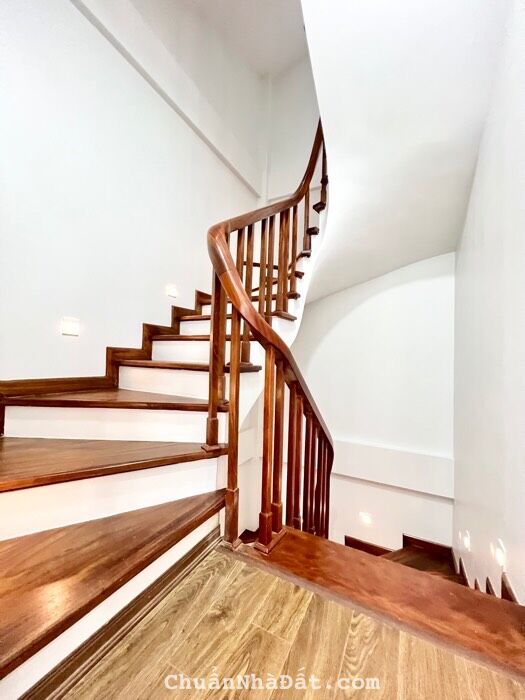 Đầu tư -Tây Hồ - Phân Lô- Ô Tô đỗ cổng – 5 Tầng mới- Hàng xóm Ciputra – Nhỉnh 4 tỷ