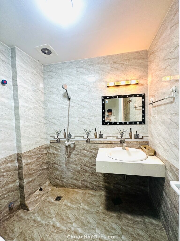 Tây Hồ - Phố Thụy Khuê – Nhà mới 5 tầng- Gần phố, Hồ Tây- Mặt tiền 5.5m – 4.83 tỷ 