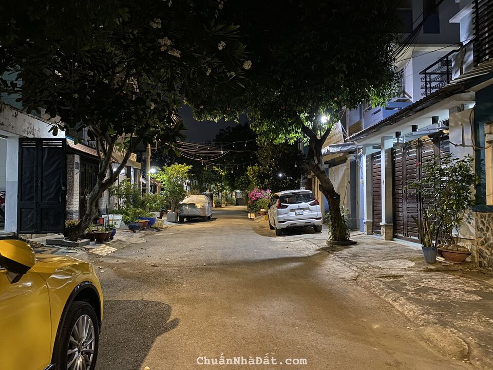 Lô đất trống Dương Quảng Hàm, P.6, GV. DT: 5,6m x 15m CN 84m2 giá 8ty TL 