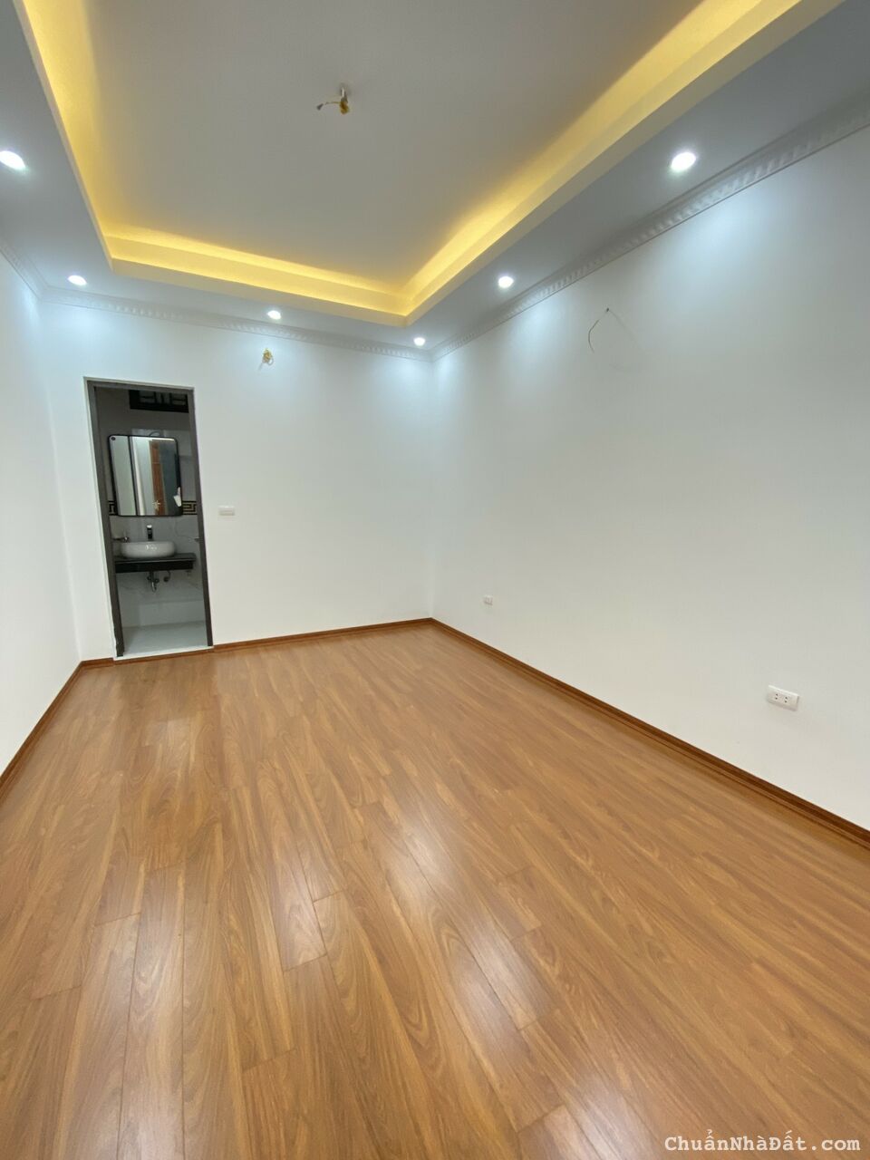 GẤP…Bán nhà Dương Văn Bé, Hai Bà Trưng ô tô tránh, ô chờ thang máy sát phố 107m2, 5T 