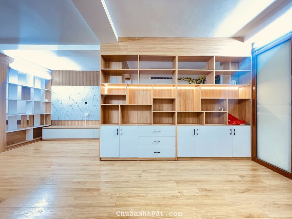 Bán căn hộ tập thể ĐH Kinh tế quốc dân, Hai Bà Trưng, 100m2, nhà đẹp full nội thất, ô tô đỗ 