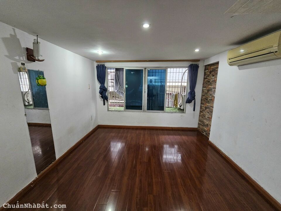 Bán gấp căn hộ tập thể Trung Tự, Pham Ngọc Thạch, Đống Đa, 120m2, 4 ngủ, view thoáng