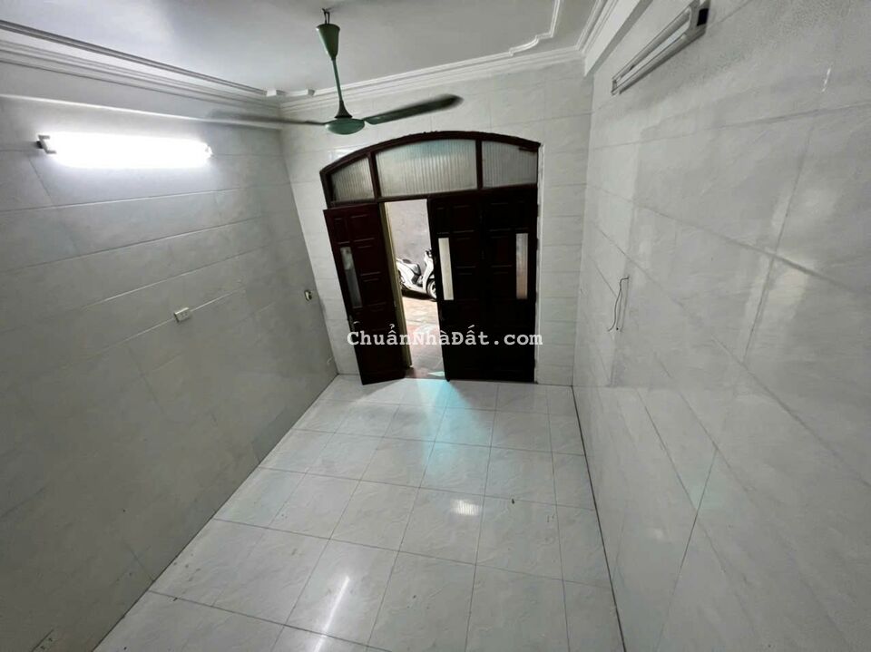 Bán nhà Văn Chương, Đống Đa, nhà dân xây, 2 mặt ngõ, sổ vuông, gần ô tô, DT 26m2,5T