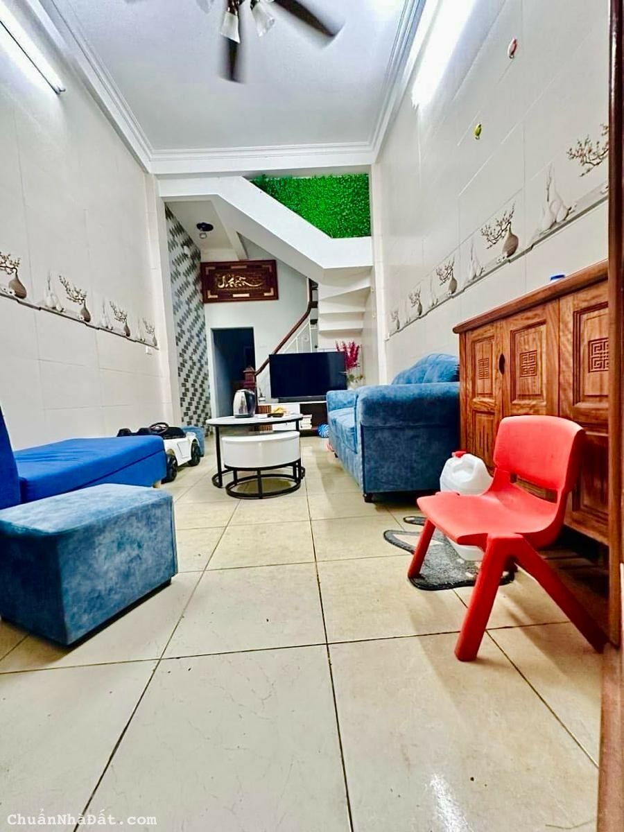 Bán nhà Văn Chương, Đống Đa, nhà dân xây, DT 36m2, 4 tầng, gần phố, gần ô tô